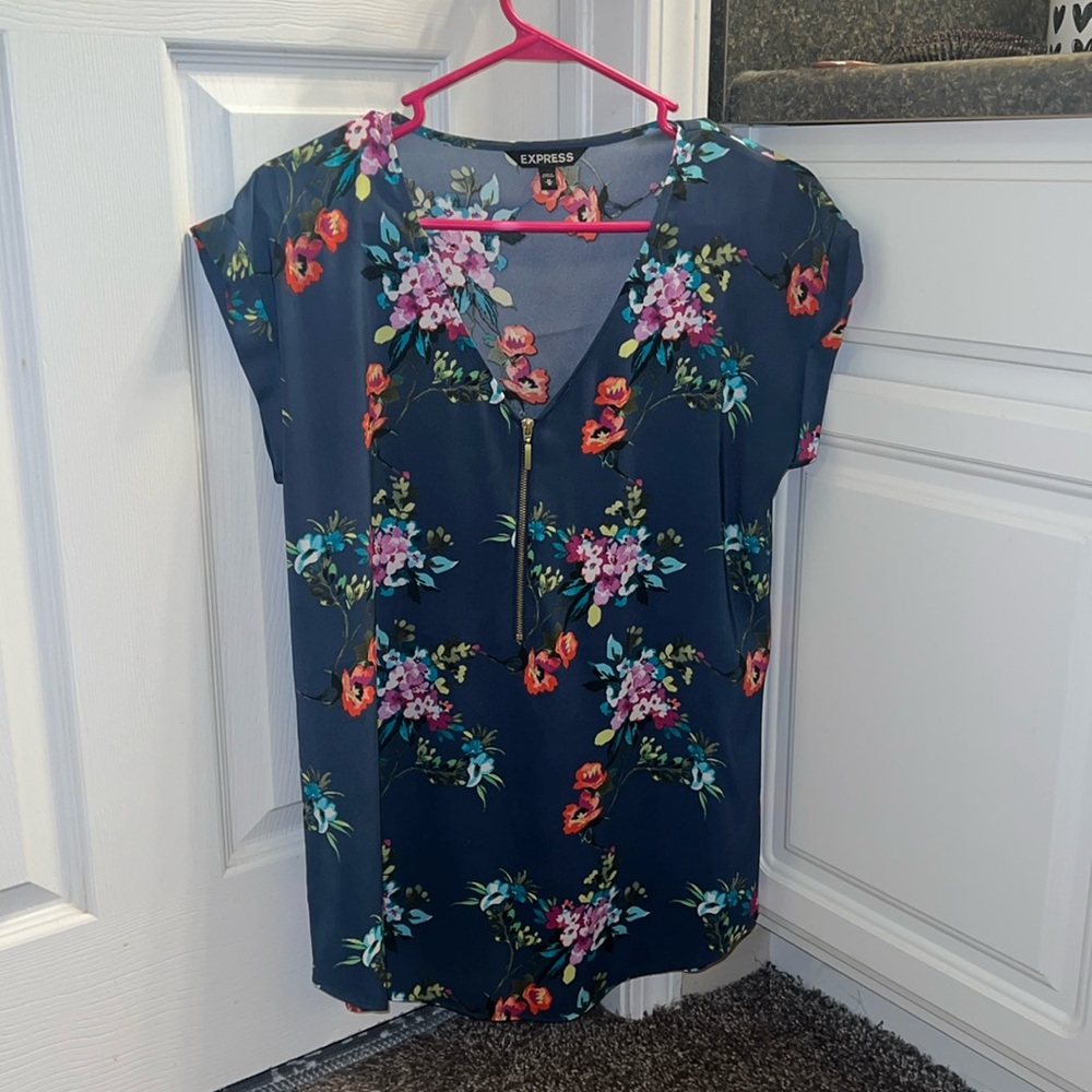 Express floral polyester top with gold front zipper. Size M
